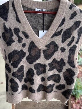 27 Miles Malibu Women's Beige and Black Leopard V-Neck Sweater Vest